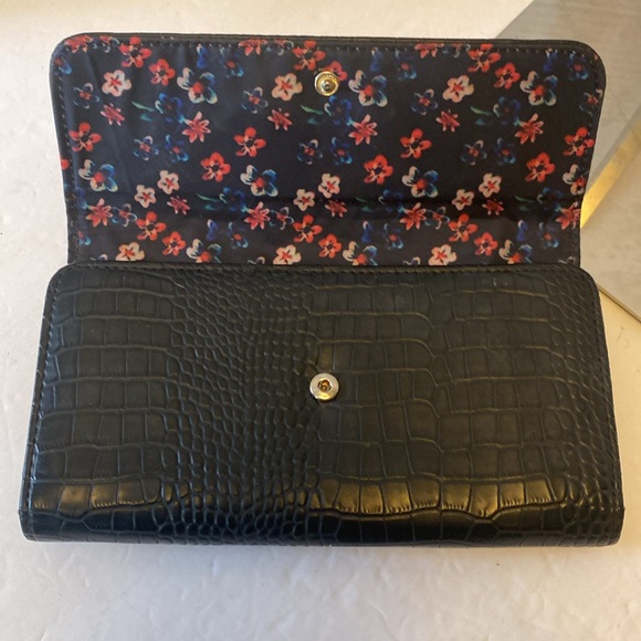 VGUC. Nanette Lenore simulated black alligator print trifold wallet. - Picture 5 of 16